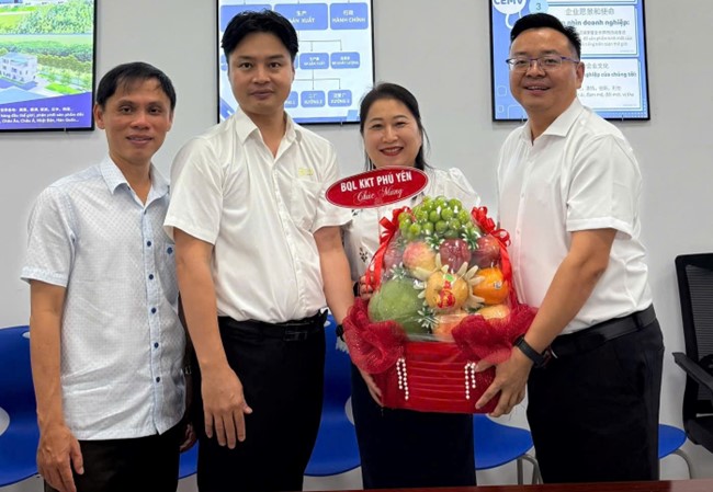 Ban Quản lý Khu kinh tế Phú Yên thăm và chúc mừng doanh nghiệp tại KKT Nam Phú Yên và các KCN nhân ngày Doanh nhân Việt Nam (13/10)