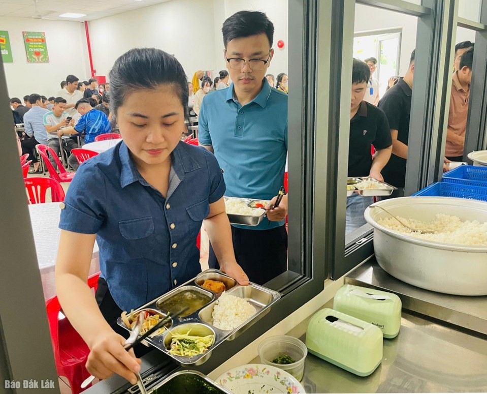 Tổ chức “Bữa cơm công đoàn” tại các khu công nghiệp An Phú, Hòa Hiệp