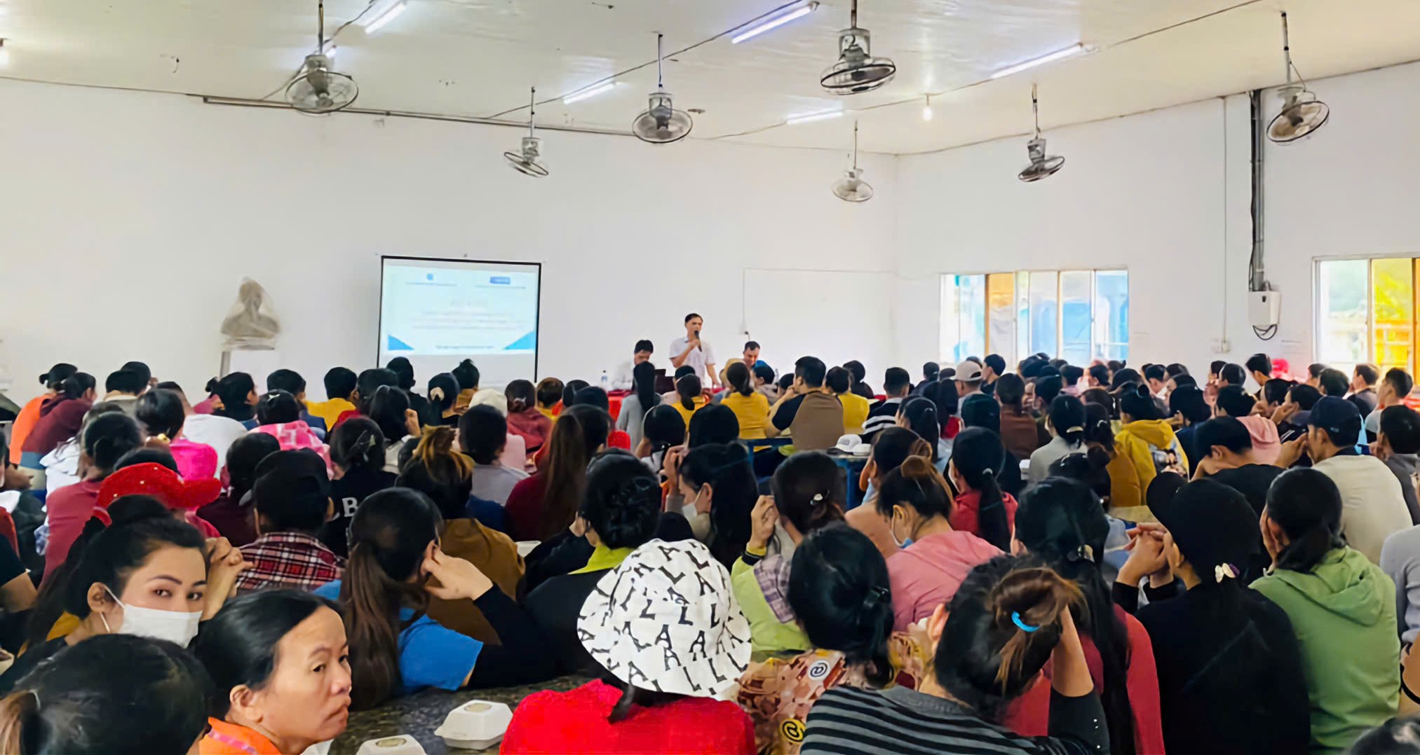 Tuyên truyền; Đối thoại với người lao động của Công ty TNHH Hùng Bang, Công ty cổ phần thủy sản Tôm Vàng, Công ty TNHH đồ hộp Thanh Dung, Công ty Cổ phần Bá Hải về các nội dung mới, trọng tâm của Luật BHXH năm 2024 và một số nội dung của Bộ Luật Lao động năm 2019