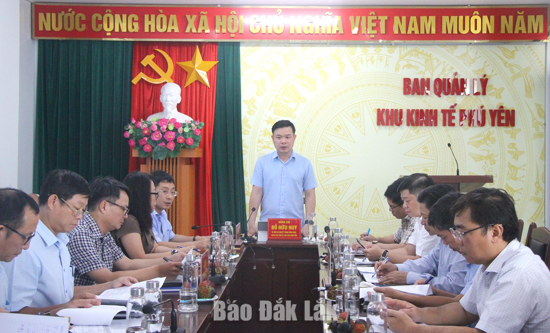 Chủ tịch UBND tỉnh Đỗ Hữu Huy làm việc với Ban Quản lý Khu kinh tế Phú Yên