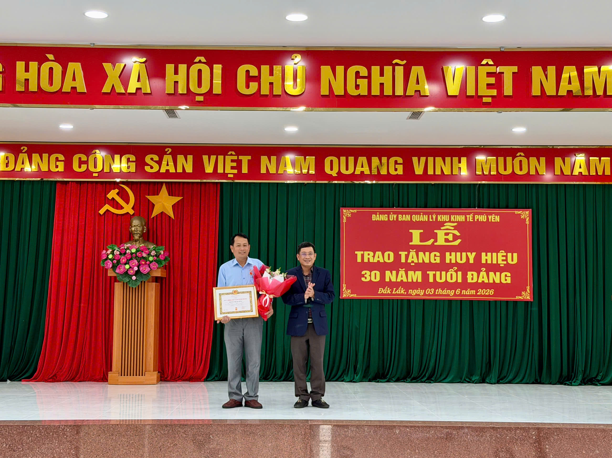 Đảng ủy Ban Quản lý Khu kinh tế Phú Yên tổ chức lễ trao tặng huy hiệu 30 năm tuổi đảng